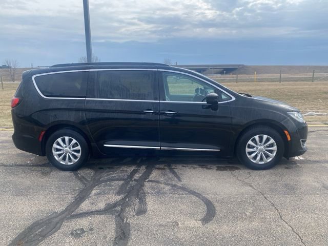 Used 2017 Chrysler Pacifica Touring-L image 2
