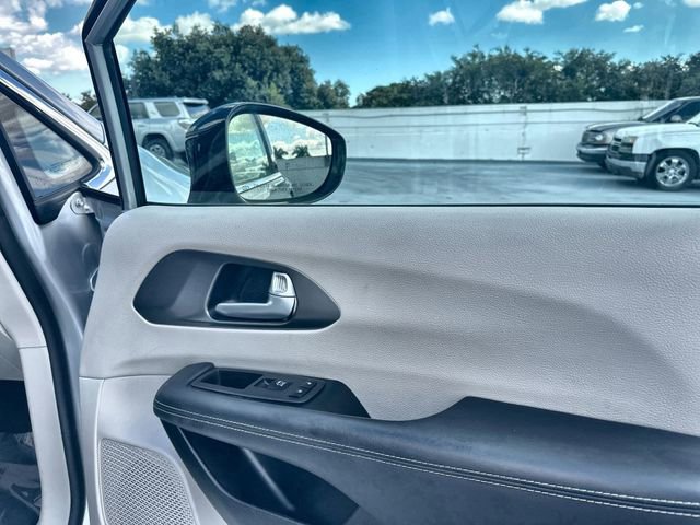 Used 2024 Chrysler Pacifica Touring-L image 29