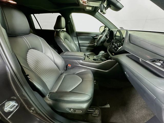 Certified 2025 Toyota Highlander XSE image 28