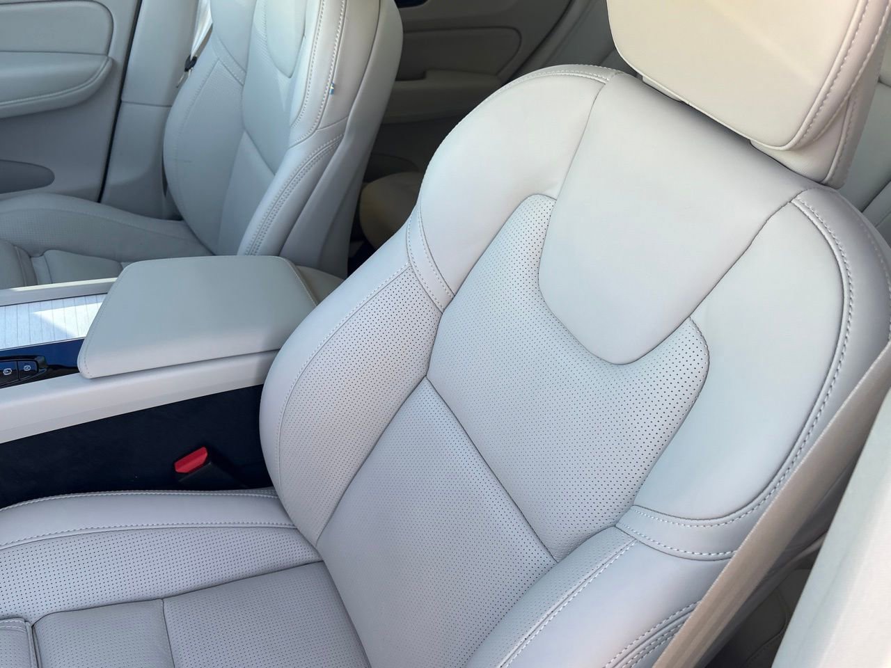 New 2026 Volvo XC60 T8 Ultra w/ Protection Package Premier image 20