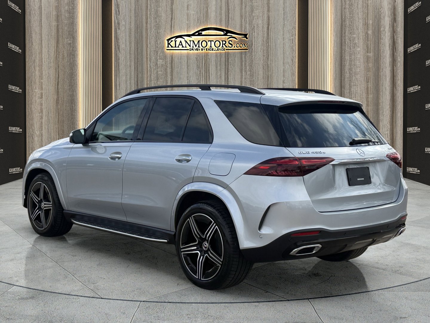 Used 2025 Mercedes-Benz GLE 450e 4MATIC w/ AMG Line Exterior image 5