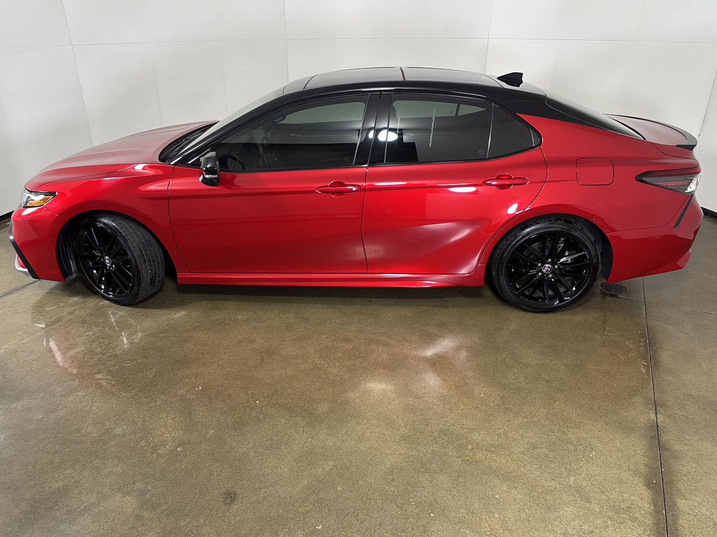 Used 2022 Toyota Camry XSE FWD image 7