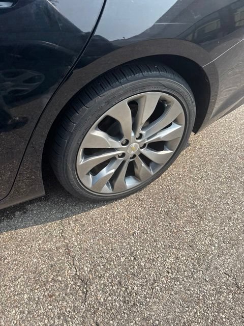 Used 2017 Chevrolet Malibu Premier w/ Premier Sun and Wheel Package FWD image 4