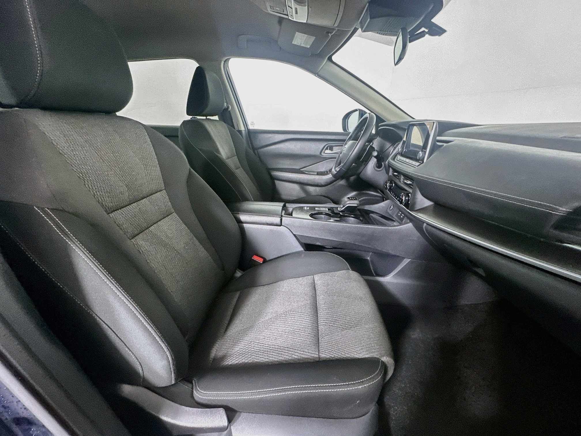 Used 2025 Nissan Rogue SV FWD image 30