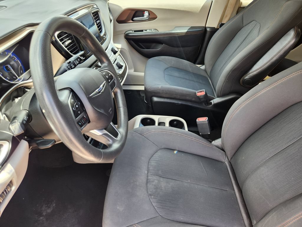 Used 2017 Chrysler Pacifica Touring w/ Tire & Wheel Group FWD image 12