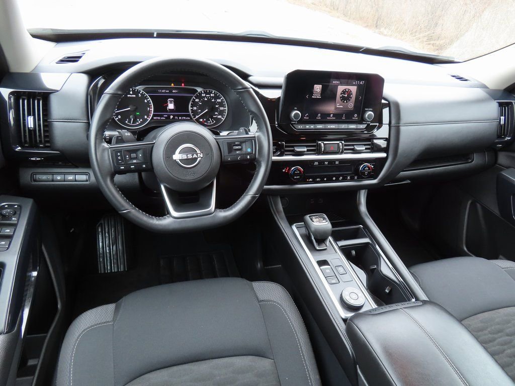 Used 2025 Nissan Pathfinder SV image 4