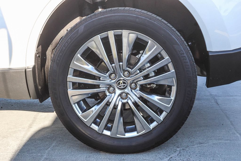 Used 2024 Toyota Venza XLE AWD/4WD image 11