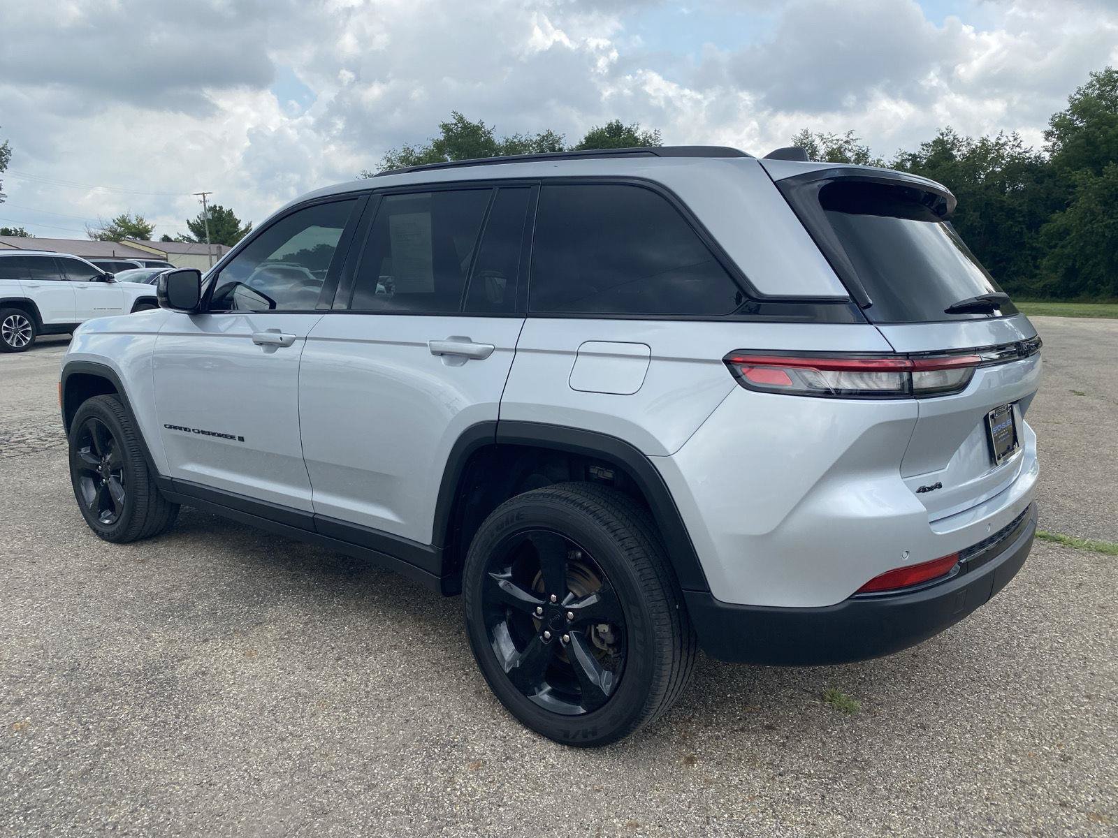 Used 2023 Jeep Grand Cherokee Altitude AWD/4WD image 3