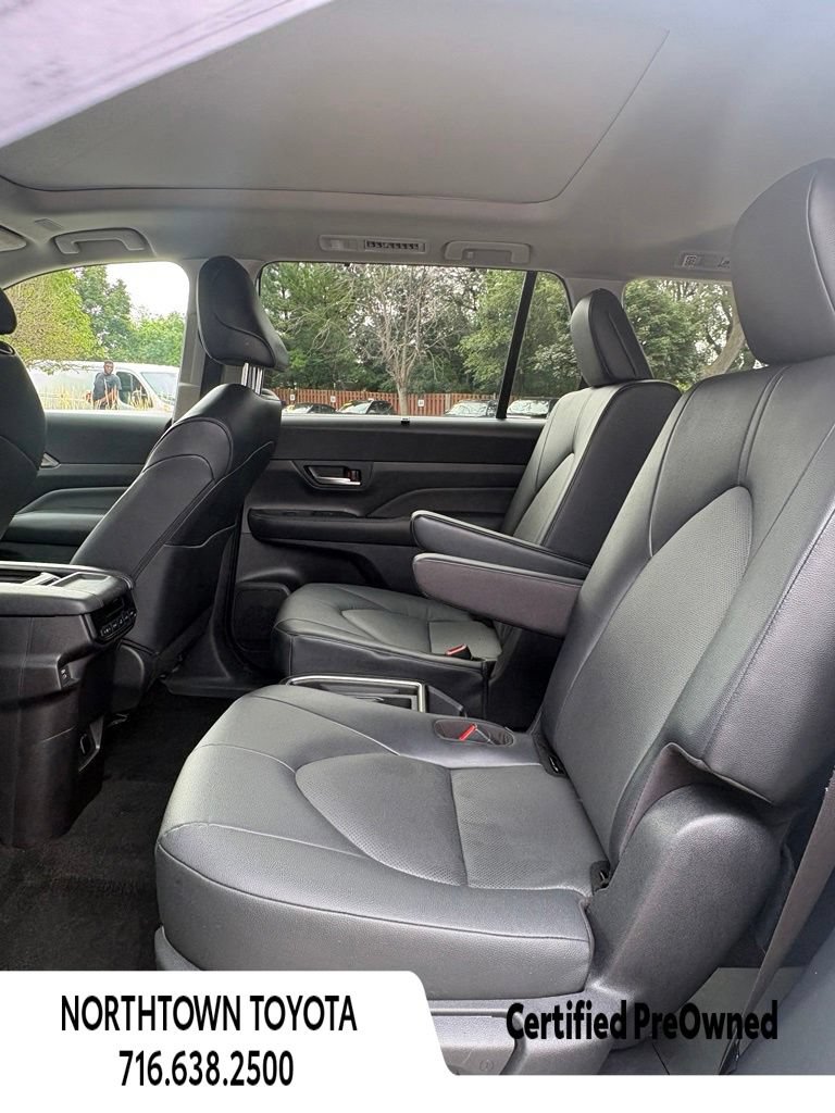 Used 2025 Toyota Grand Highlander AWD image 16