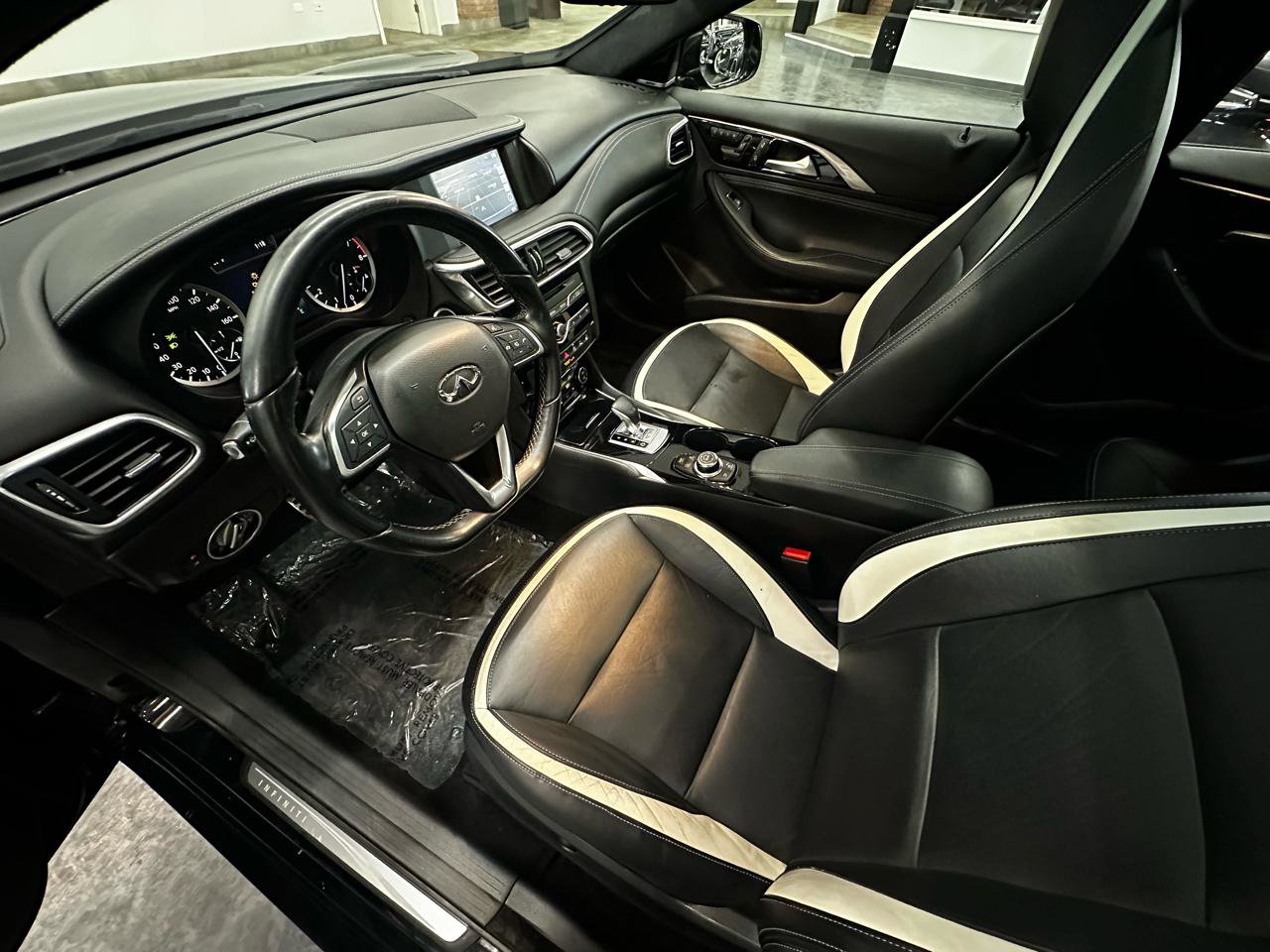 Used 2018 INFINITI QX30 Sport w/ Sport Leather Package image 11