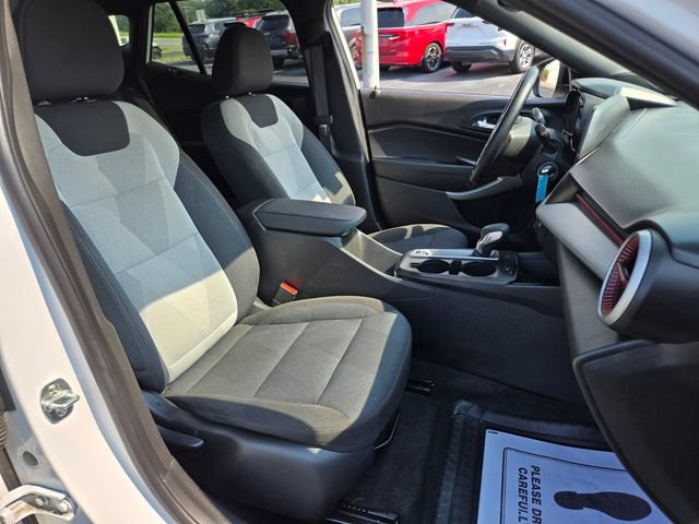 Used 2025 Chevrolet Trax RS w/ Sunroof Package FWD image 21