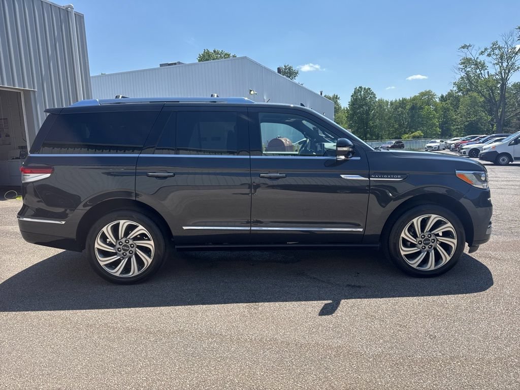 Used 2022 Lincoln Navigator Reserve AWD/4WD image 12