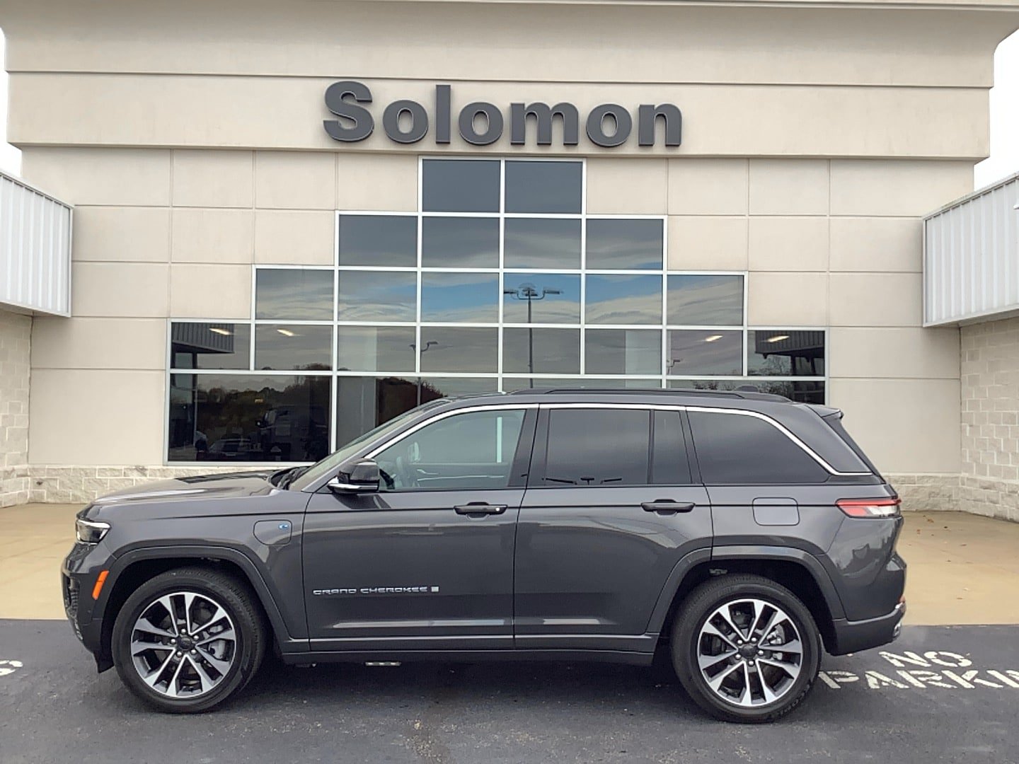 Used 2024 Jeep Grand Cherokee Overland AWD/4WD image 1