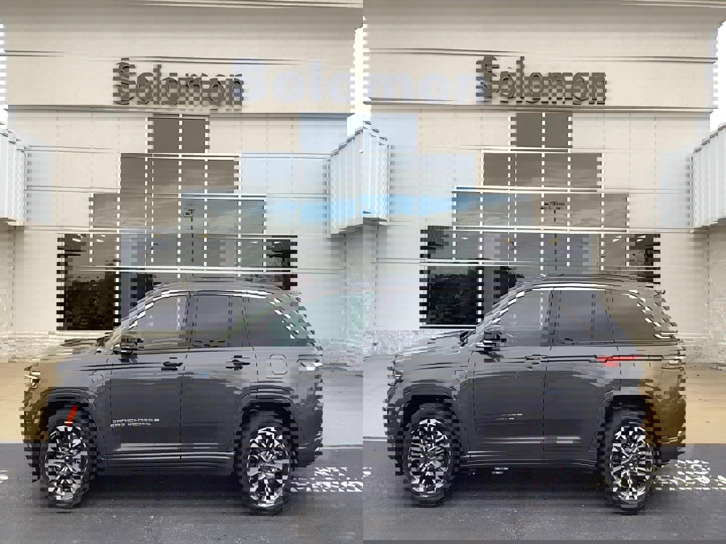 Used 2024 Jeep Grand Cherokee Overland image 1