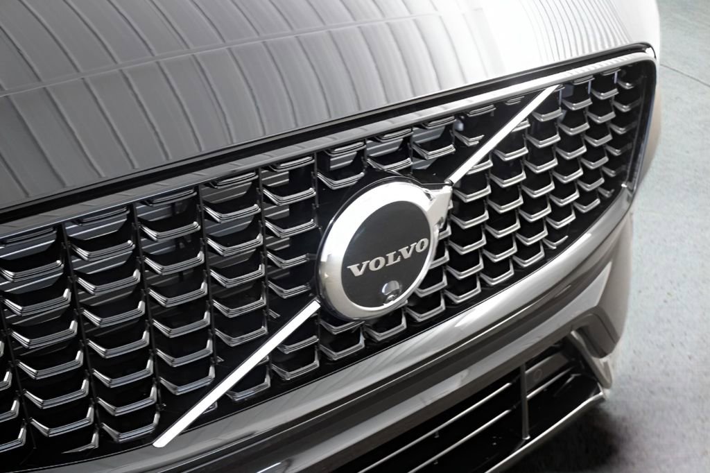 Certified 2025 Volvo XC60 T8 Plus w/ Protection Package Premier image 8