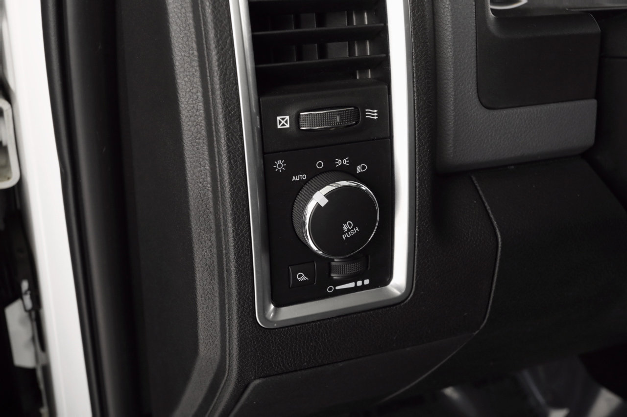 Used 2017 RAM 1500 Classic SLT w/ SLT Plus D￩cor Group image 30