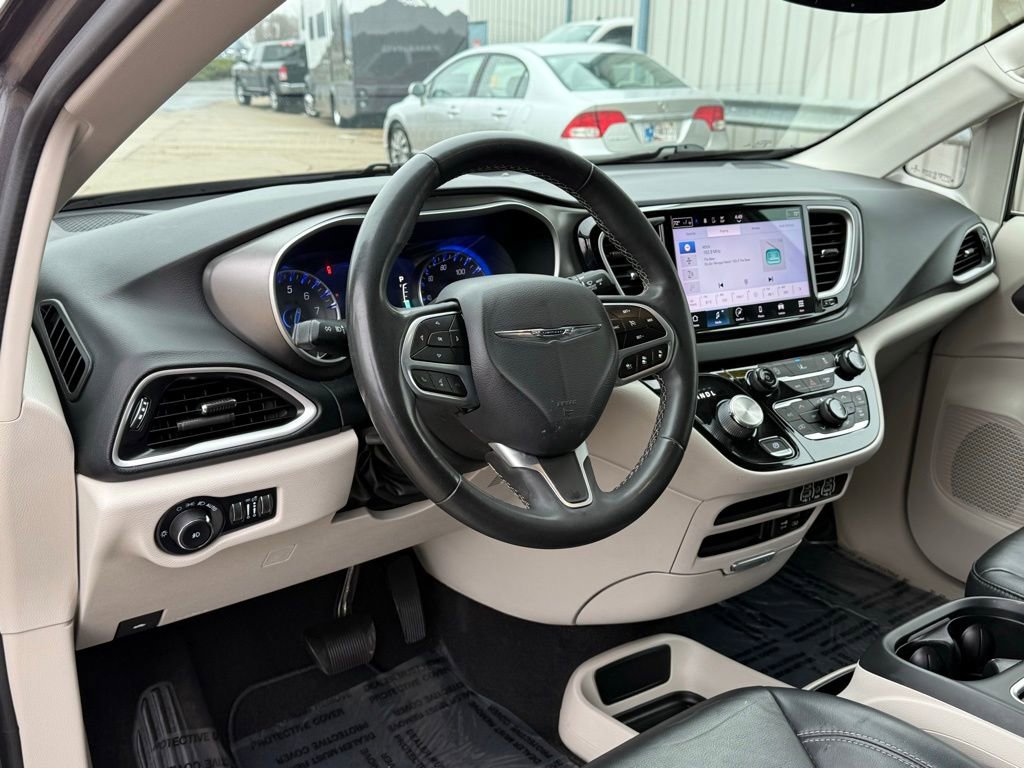 Used 2022 Chrysler Pacifica Touring-L image 15