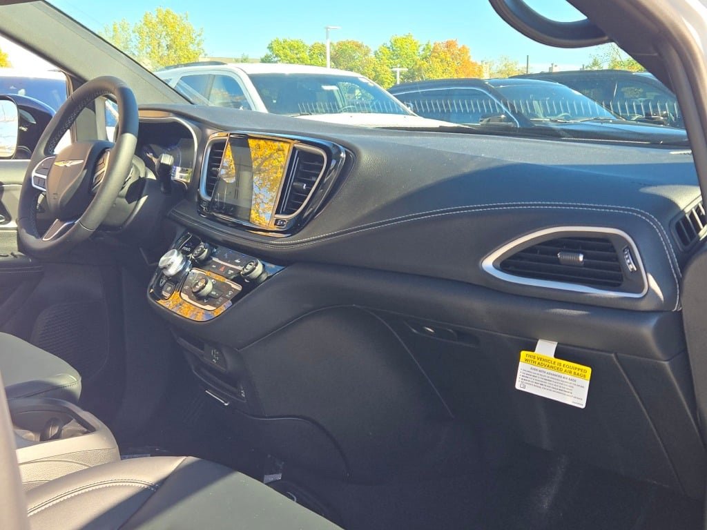 New 2026 Chrysler Pacifica Select image 8