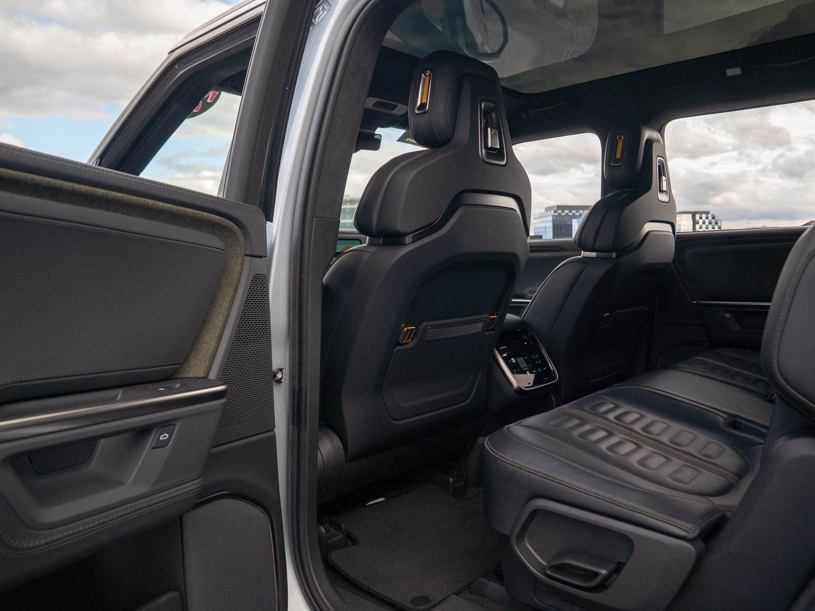 Used 2025 Rivian R1S Adventure Dual AWD/4WD image 25