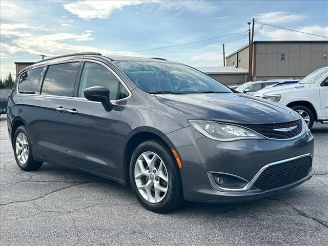 Used 2017 Chrysler Pacifica Touring Plus w/ Tire & Wheel Group FWD image 2