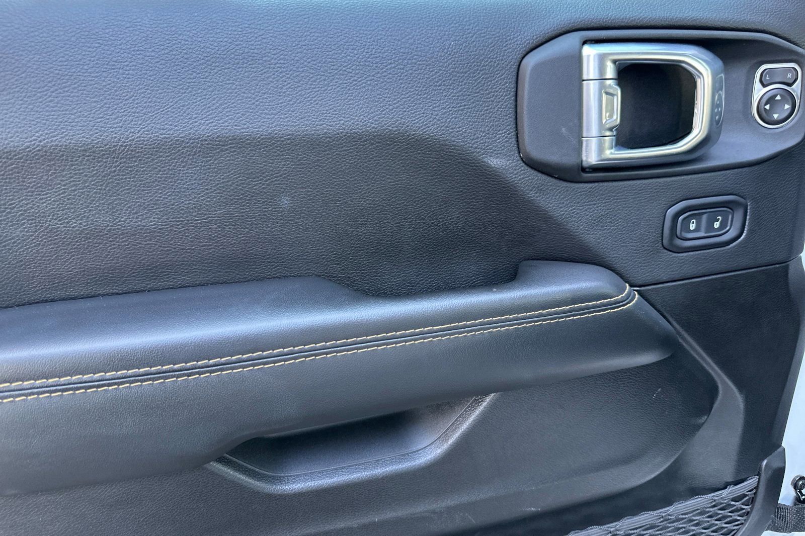 Used 2025 Jeep Wrangler Sahara image 11