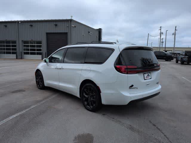 Used 2022 Chrysler Pacifica Limited w/ Uconnect Theater Family Group AWD/4WD image 6