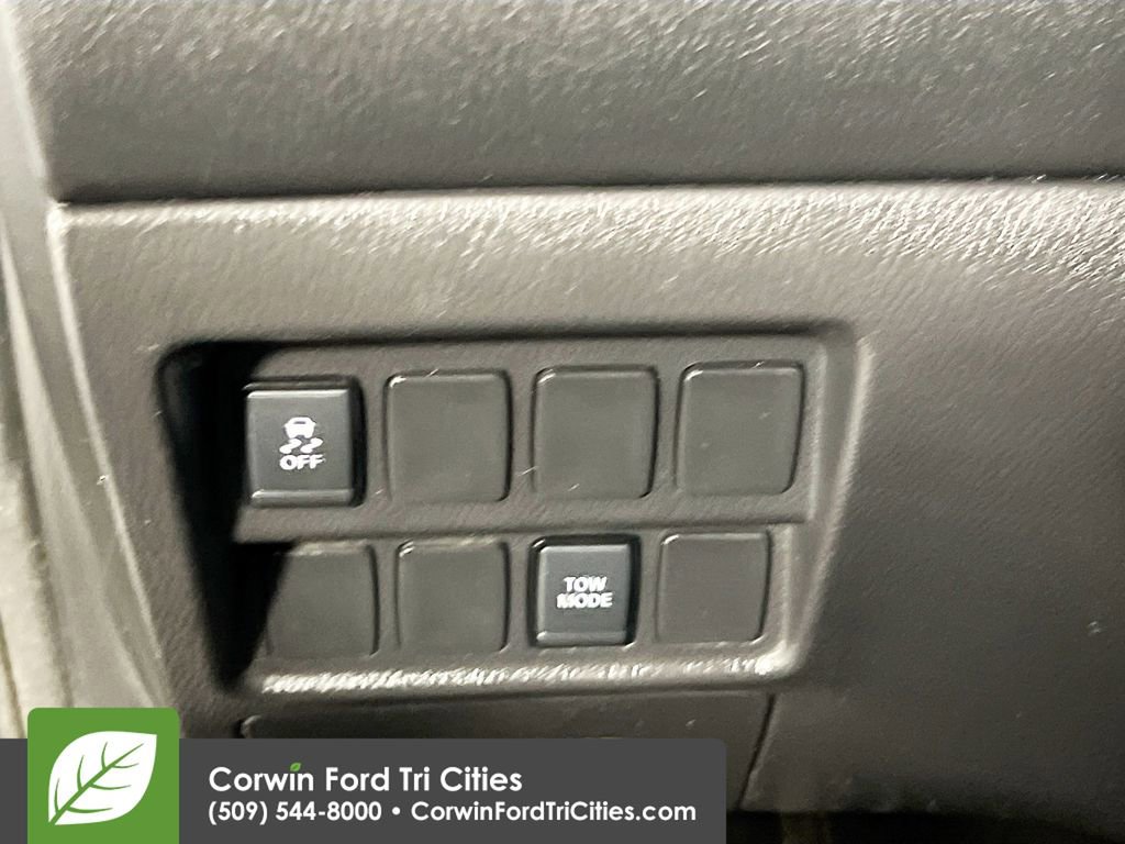 Used 2018 Nissan Pathfinder SV image 19