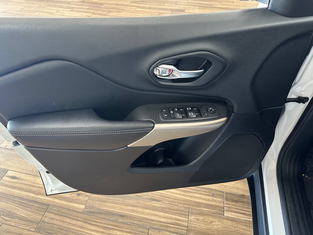 Used 2018 Jeep Cherokee Limited w/ Trailer Tow Group AWD/4WD image 10