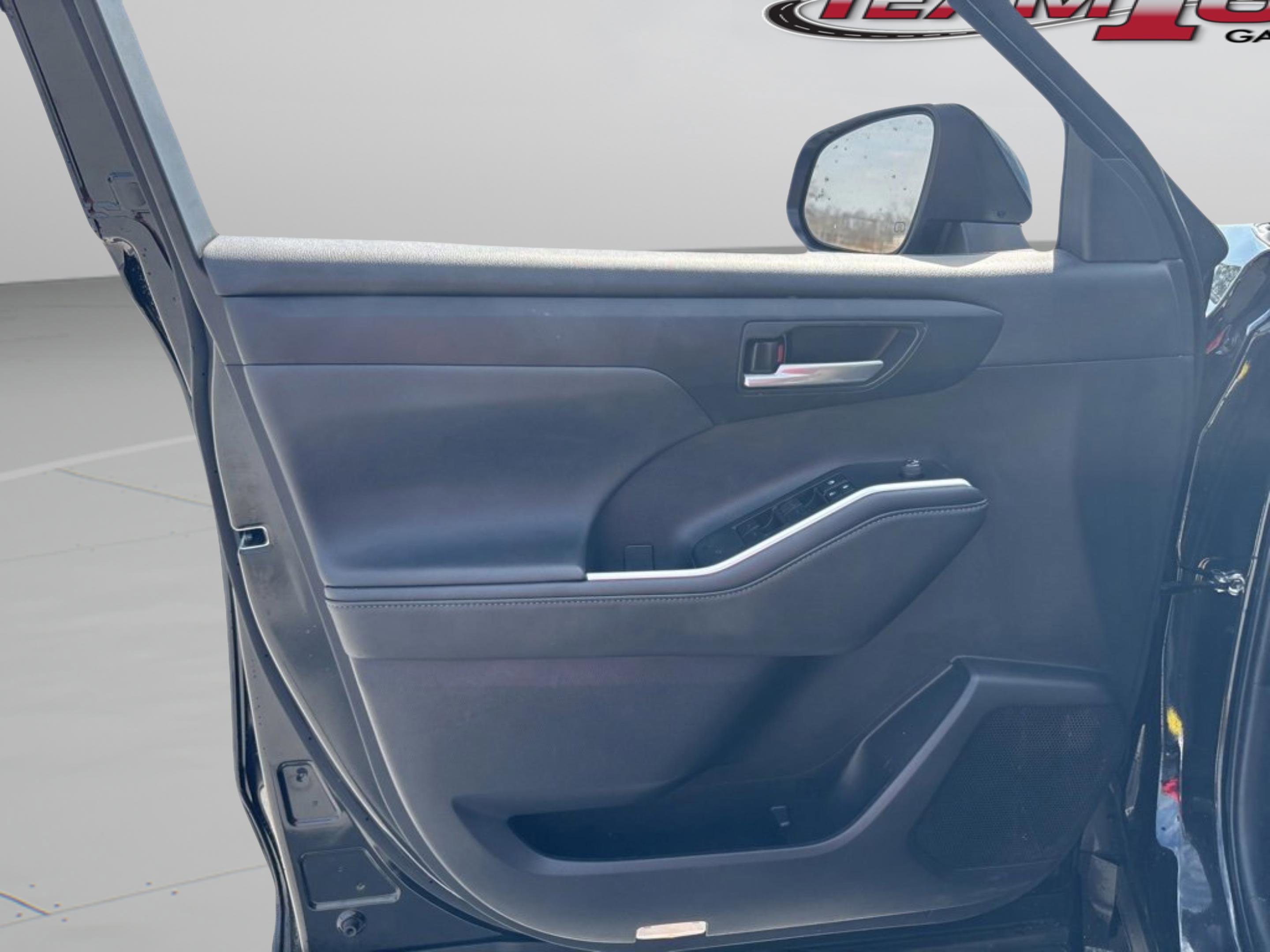 Certified 2024 Toyota Highlander XLE image 24