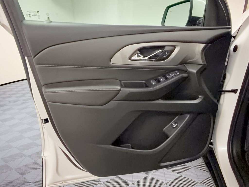 Used 2023 Chevrolet Traverse LT FWD image 14