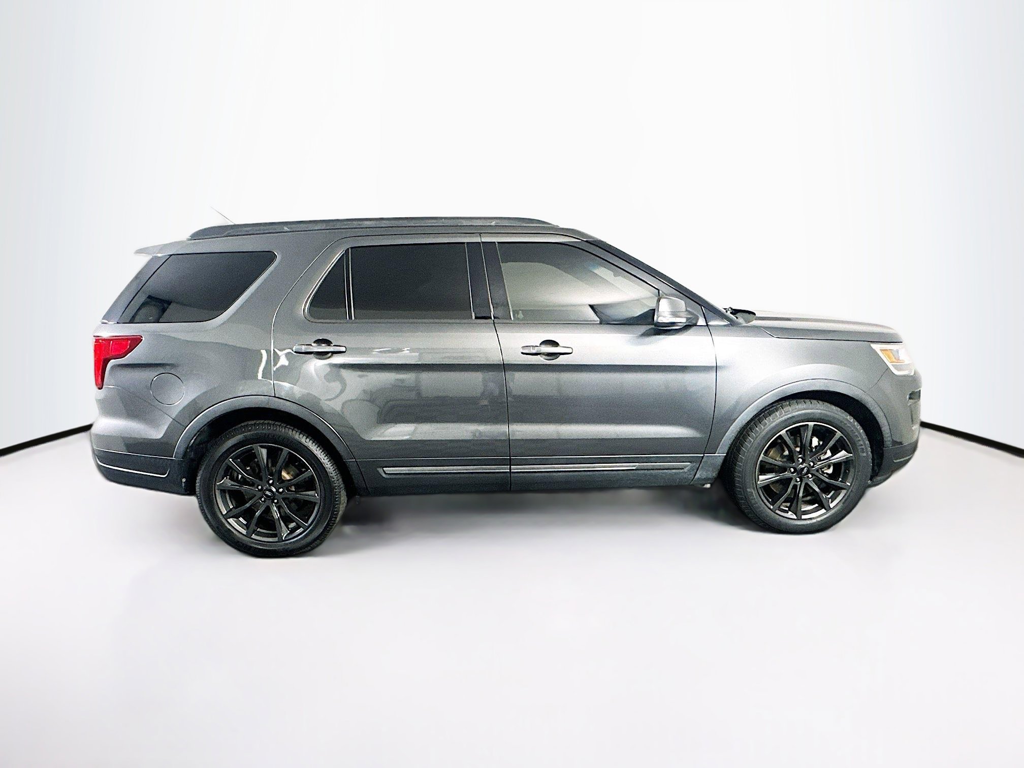 Used 2018 Ford Explorer XLT w/ Equipment Group 202A FWD image 10