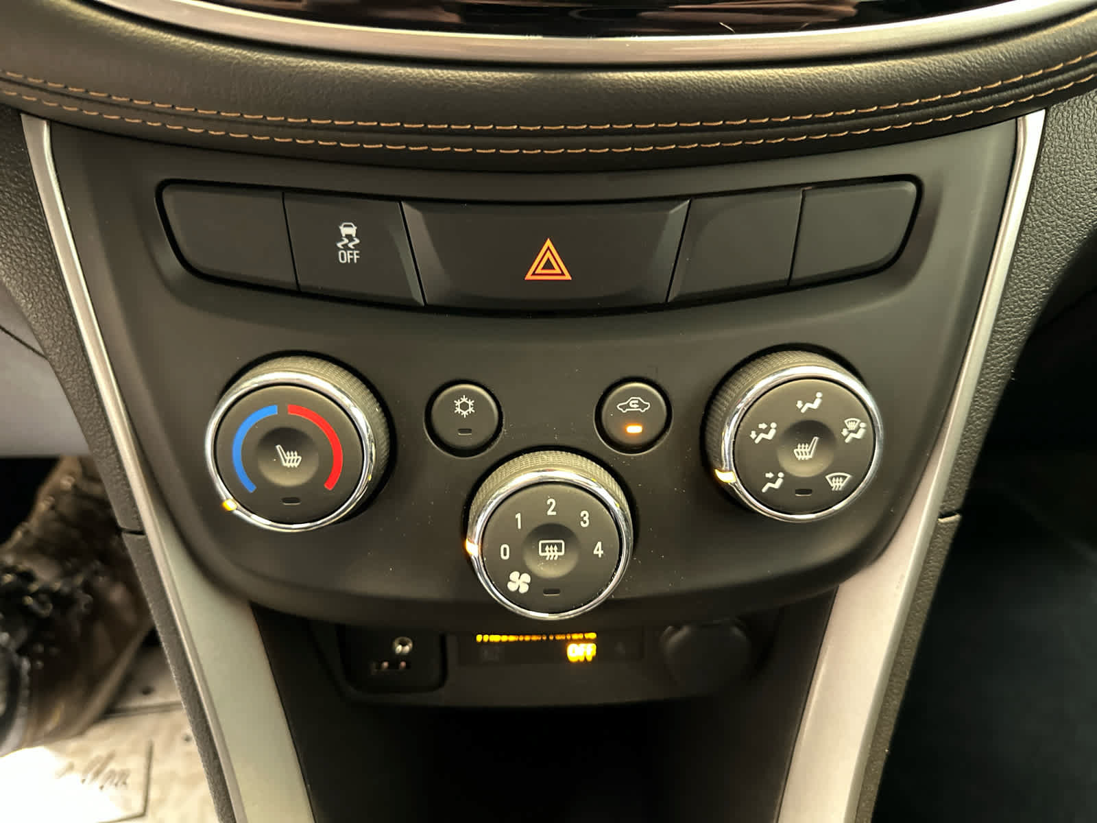 Used 2022 Chevrolet Trax LT w/ Premium Seat Package AWD/4WD image 33