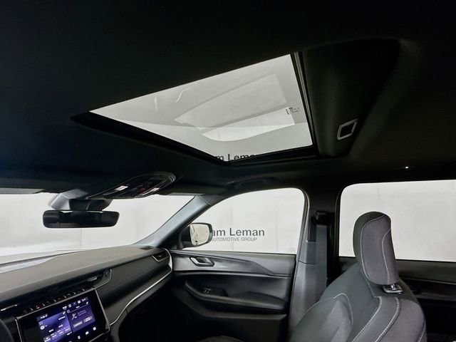 New 2025 Jeep Grand Cherokee L Laredo image 21