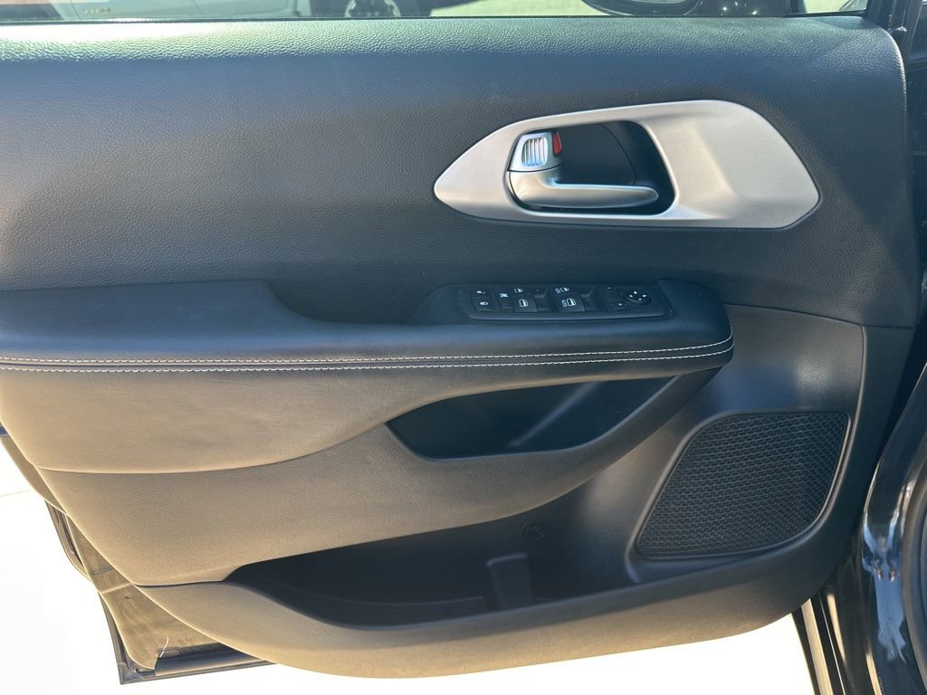 Used 2021 Chrysler Pacifica Touring w/ S Appearance Package image 17