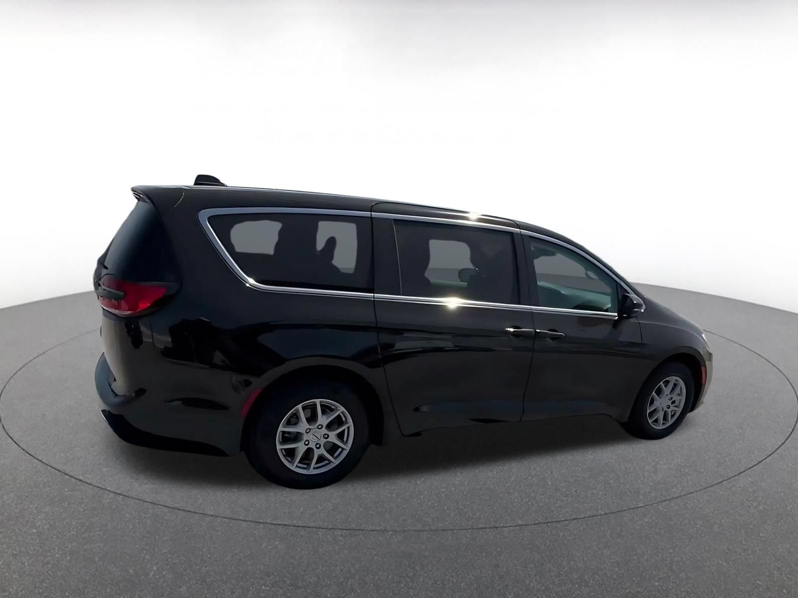 Used 2024 Chrysler Pacifica Touring-L FWD image 14
