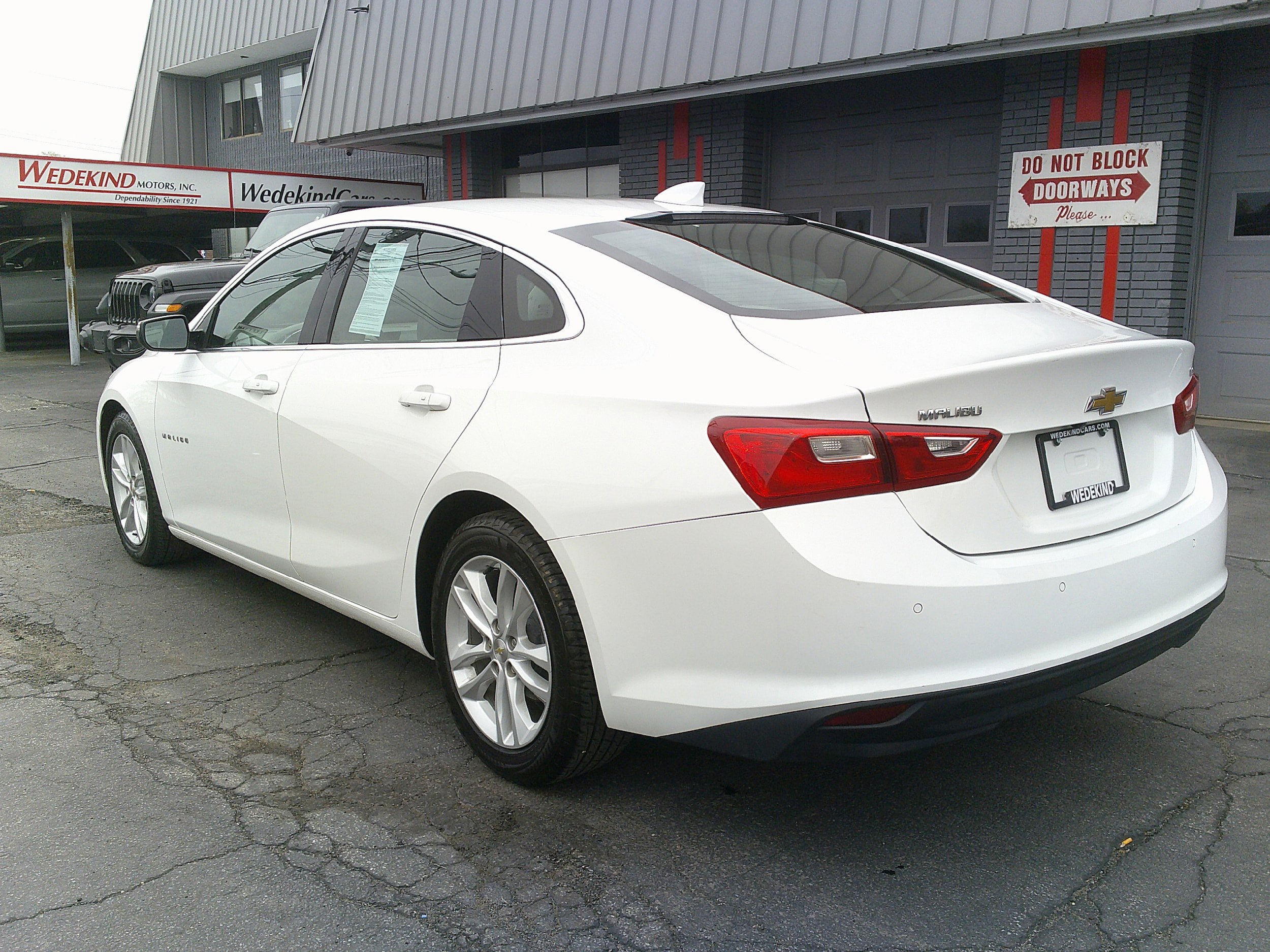 Used 2017 Chevrolet Malibu LT w/ Driver Confidence Package FWD image 3