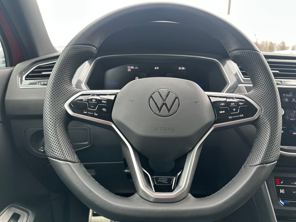 Certified 2024 Volkswagen Tiguan SE R-Line image 7