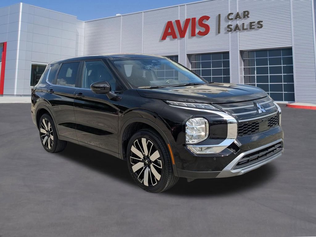 Used 2025 Mitsubishi Outlander SE FWD image 3