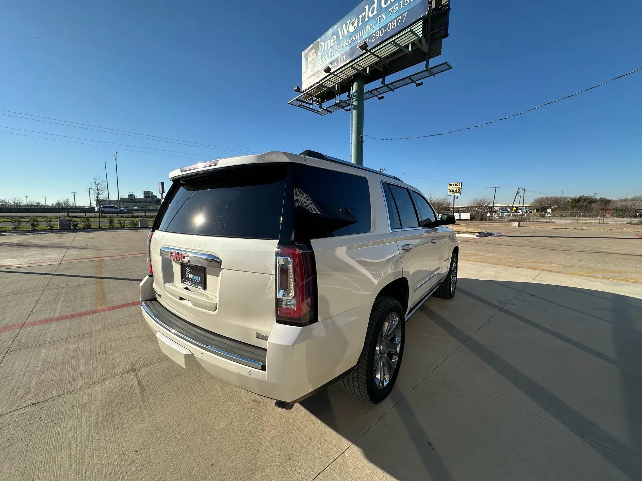 Used 2015 GMC Yukon Denali w/ Premium Package AWD/4WD image 5