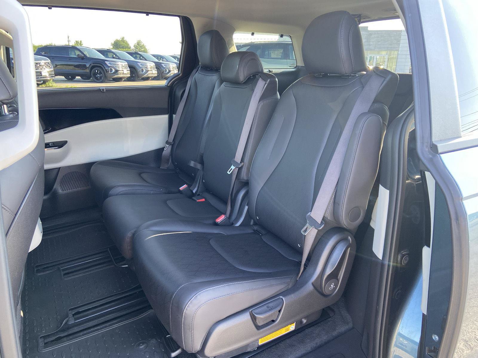 Used 2023 Kia Carnival EX FWD image 16