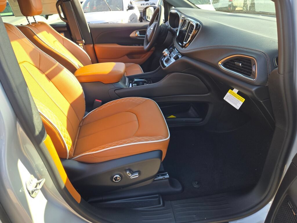 New 2026 Chrysler Pacifica Pinnacle AWD/4WD image 8
