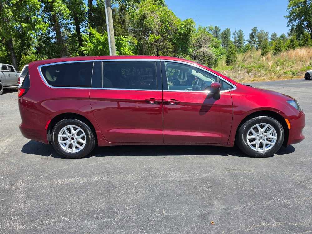Used 2023 Chrysler Voyager LX FWD image 2