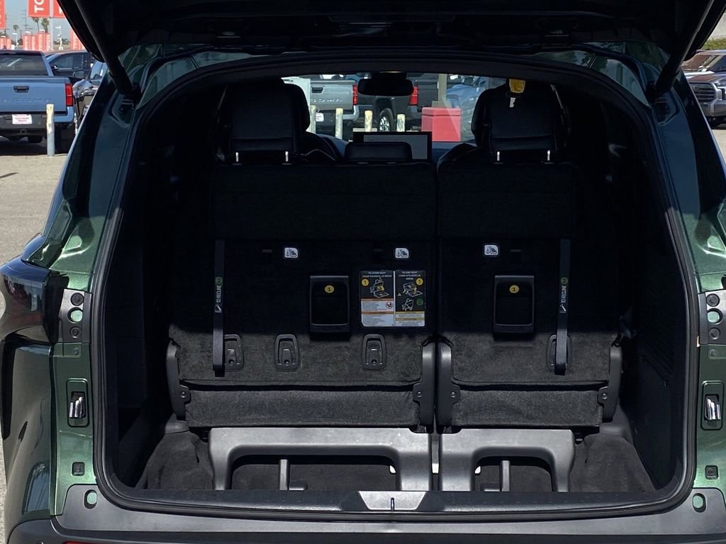 Certified 2025 Toyota Sienna XLE Woodland Edition image 21