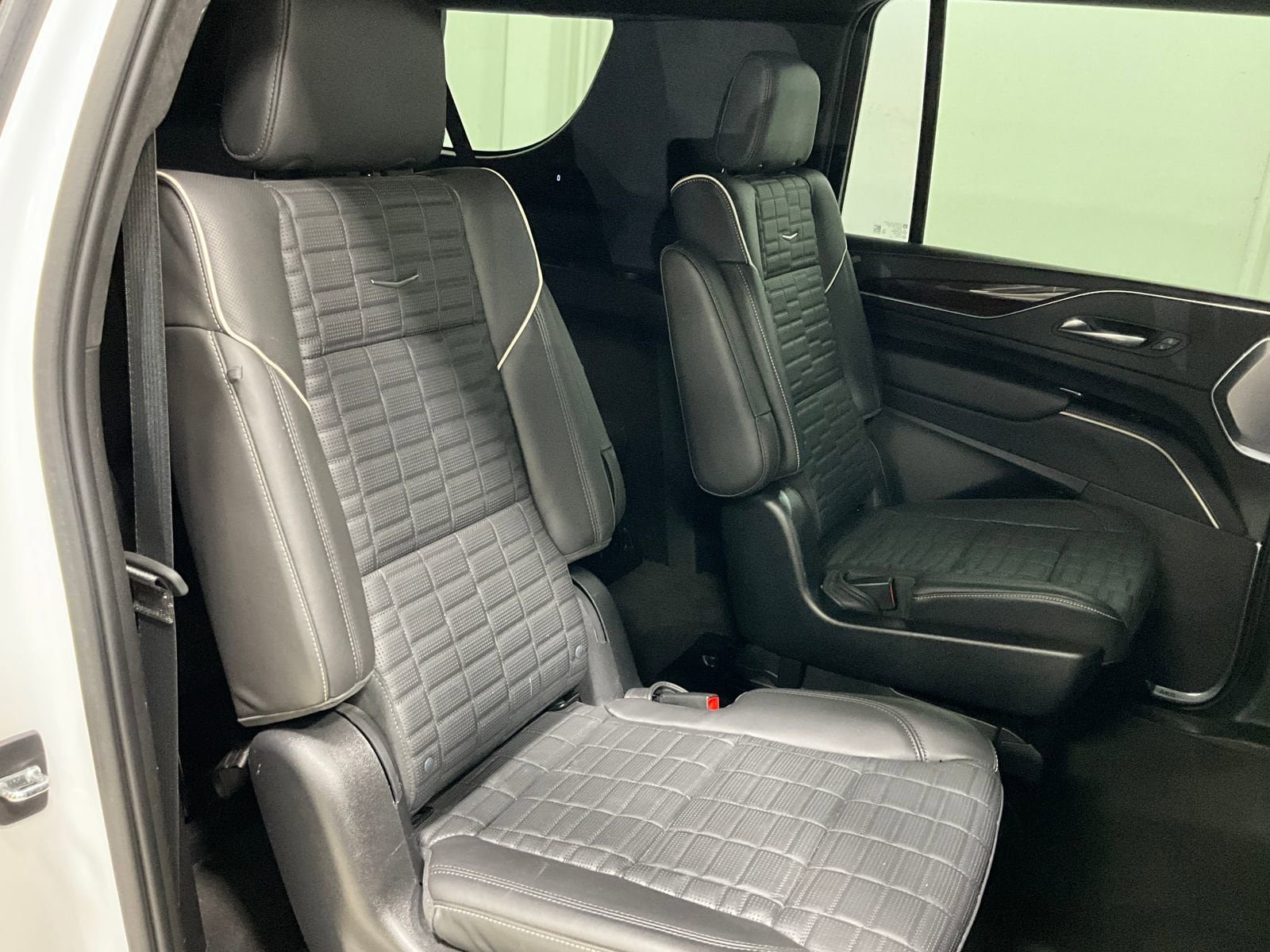 Used 2022 Cadillac Escalade ESV Premium Luxury Platinum w/ Heavy-Duty Trailer Package AWD/4WD image 25