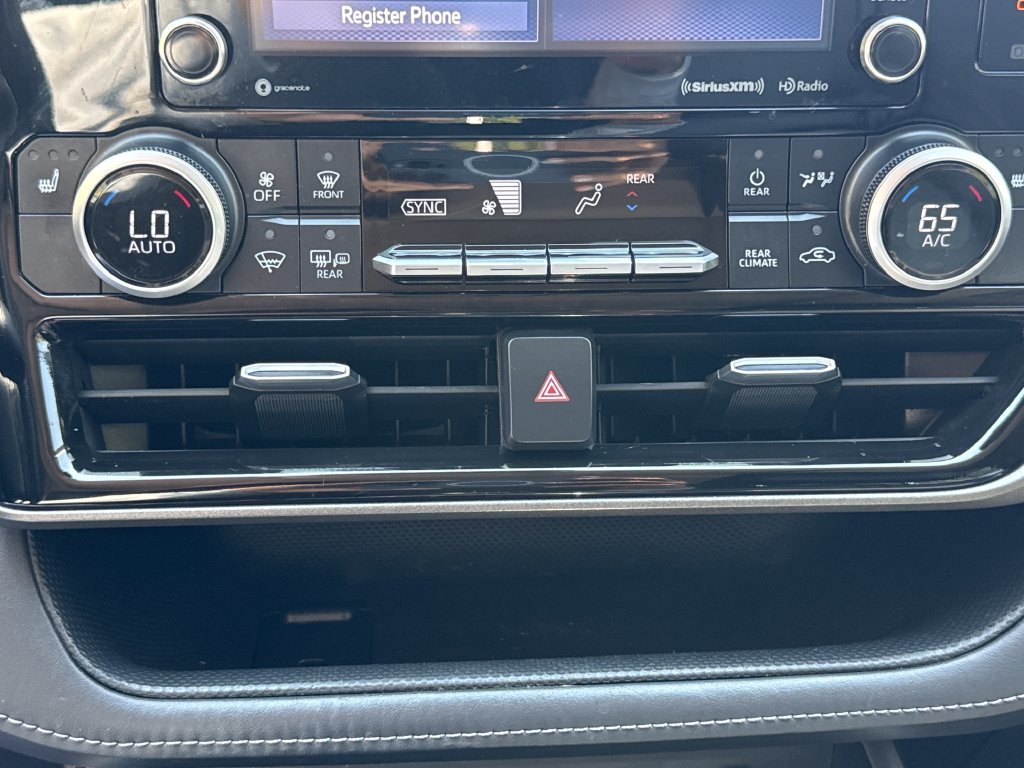 Used 2021 Toyota Highlander XLE AWD/4WD image 24