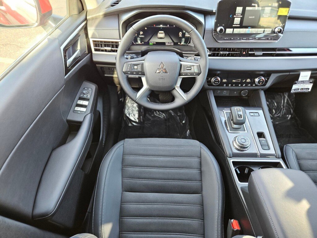 New 2025 Mitsubishi Outlander SE image 12
