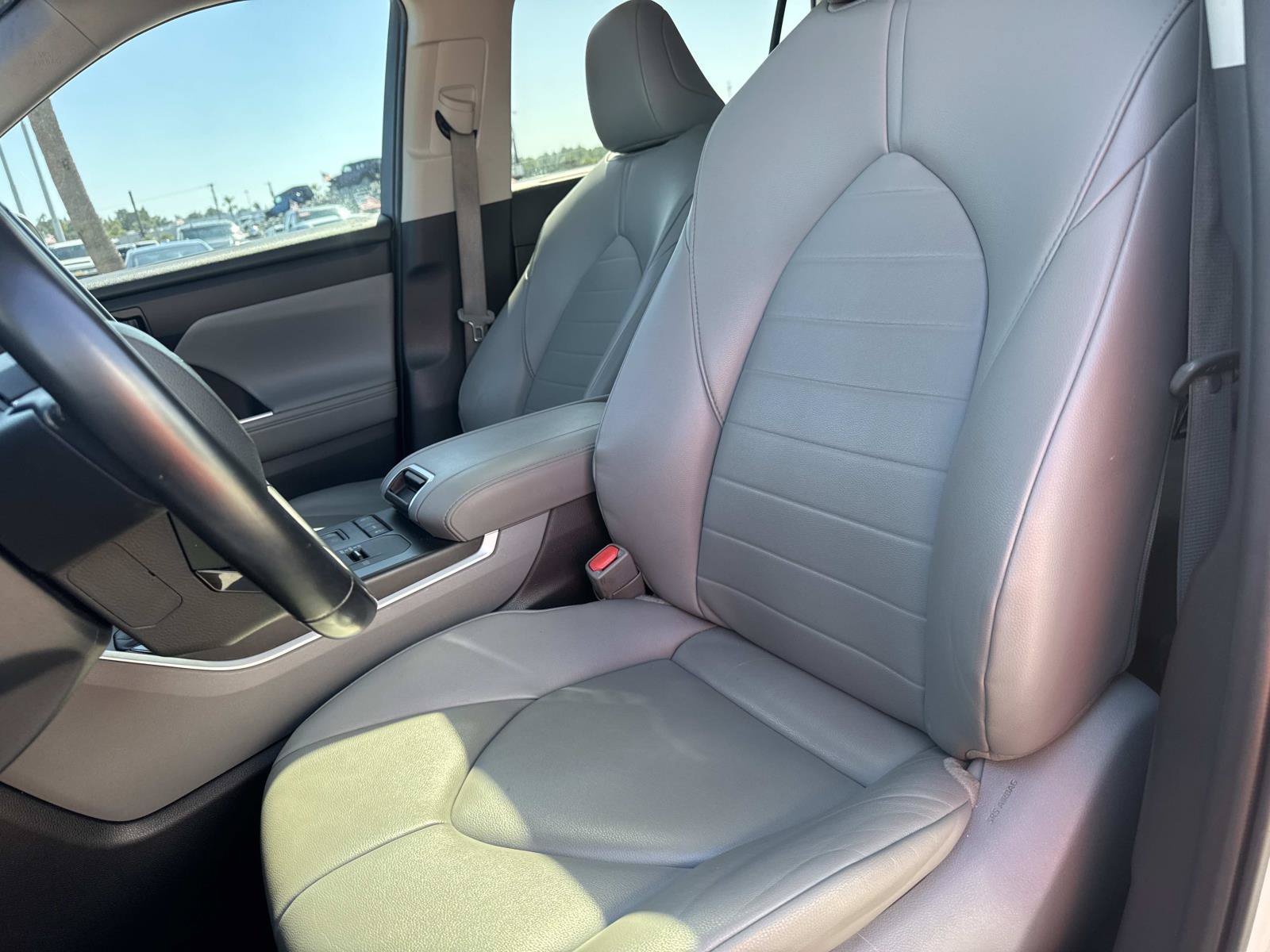 Used 2020 Toyota Highlander XLE FWD image 17