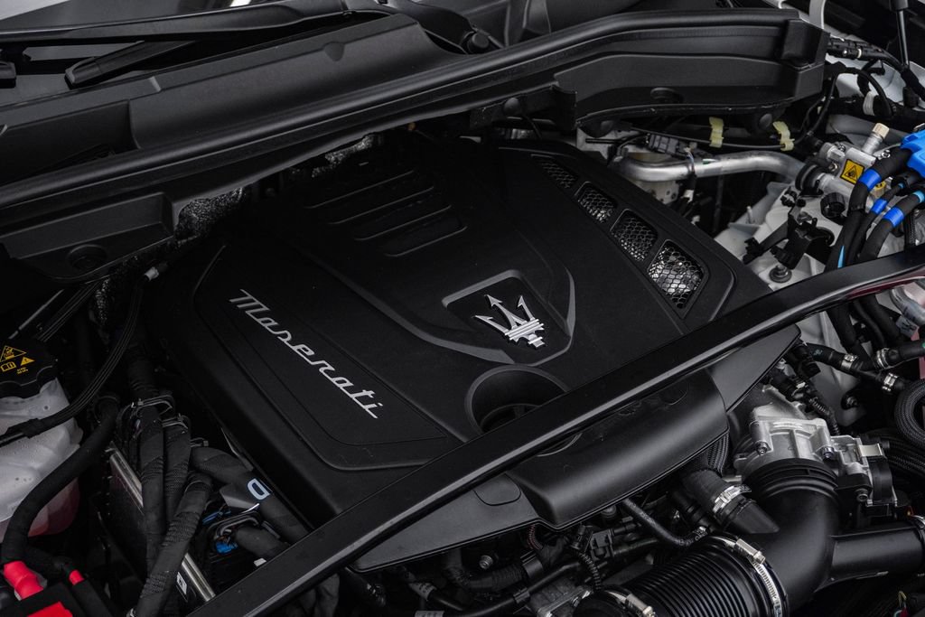 Certified 2025 Maserati Grecale GT AWD/4WD image 28