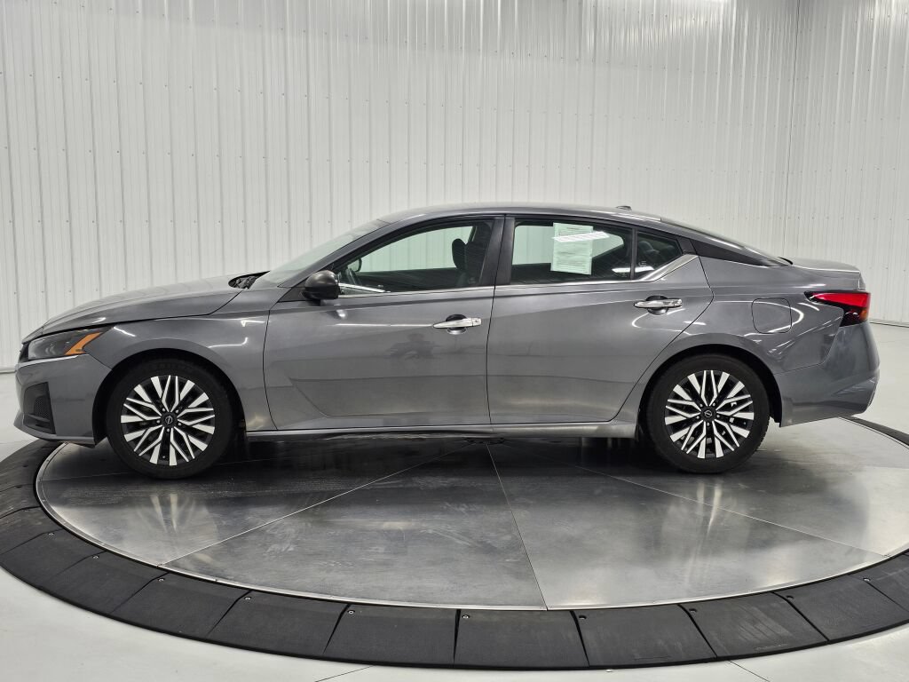 Used 2024 Nissan Altima 2.5 SV FWD image 2