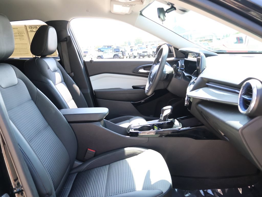 Used 2025 Chevrolet Trax LT FWD image 8